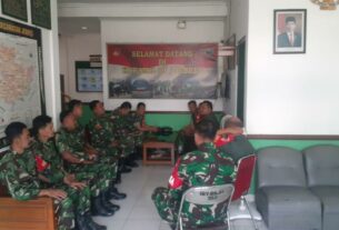 Melalui Apel Pagi, Danramil 04/Jebres Berikan Pengarahan Dan Motivasi Kepada Anggota