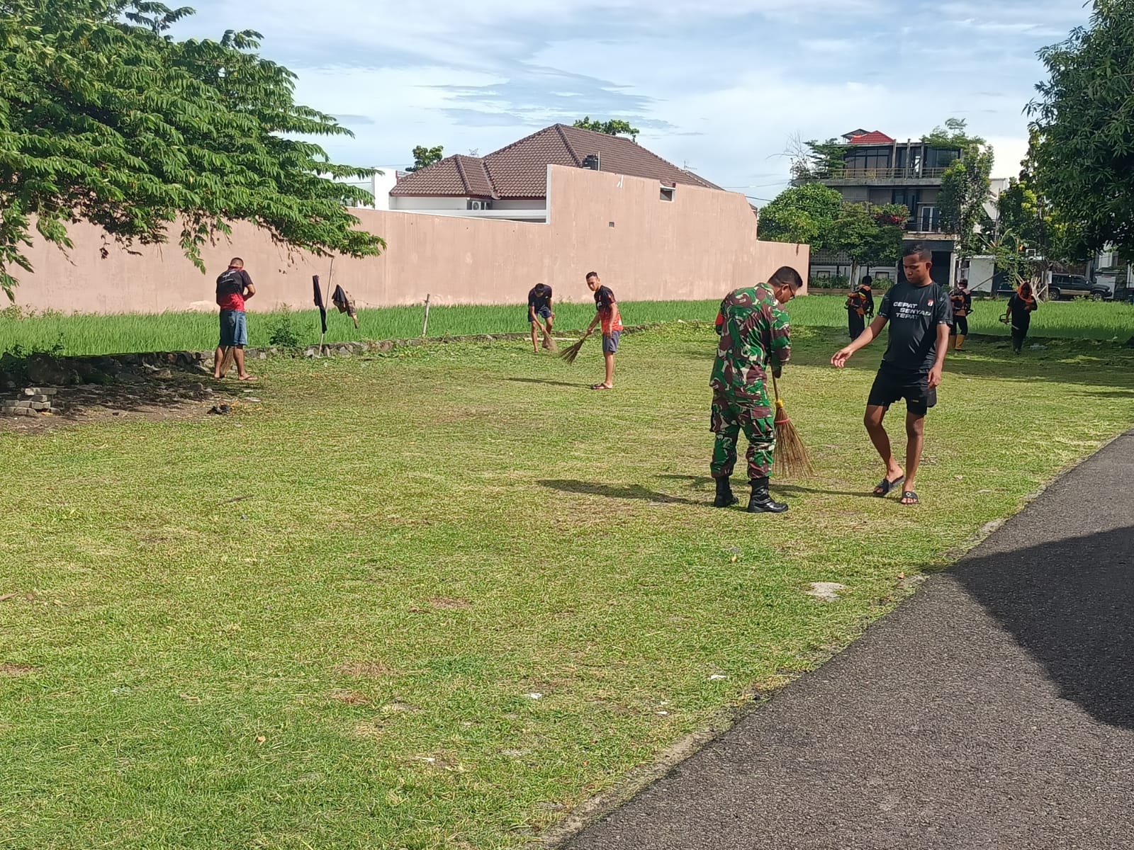 Melalui Kerja Bakti, Tumbuhkan Kebersamaan Dan Kekompakan Antara Babinsa Dengan Warga Binaan