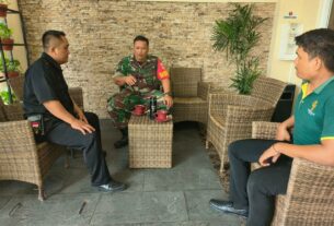 Ngopi Bareng, Inilah Cara Babinsa Kemlayan Dekat Dengan Warganya