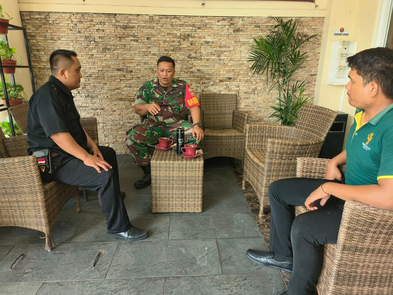 Ngopi Bareng, Inilah Cara Babinsa Kemlayan Dekat Dengan Warganya