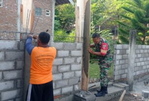 Peduli, Babinsa Membantu Membangun Rumah Warga
