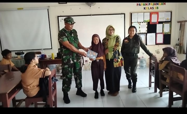 Peduli Pendidikan, Bati Wanwil Koramil 03/Serengan Bersama Linmas Memotivasi Siswa-Siswi Untuk Rajin Belajar