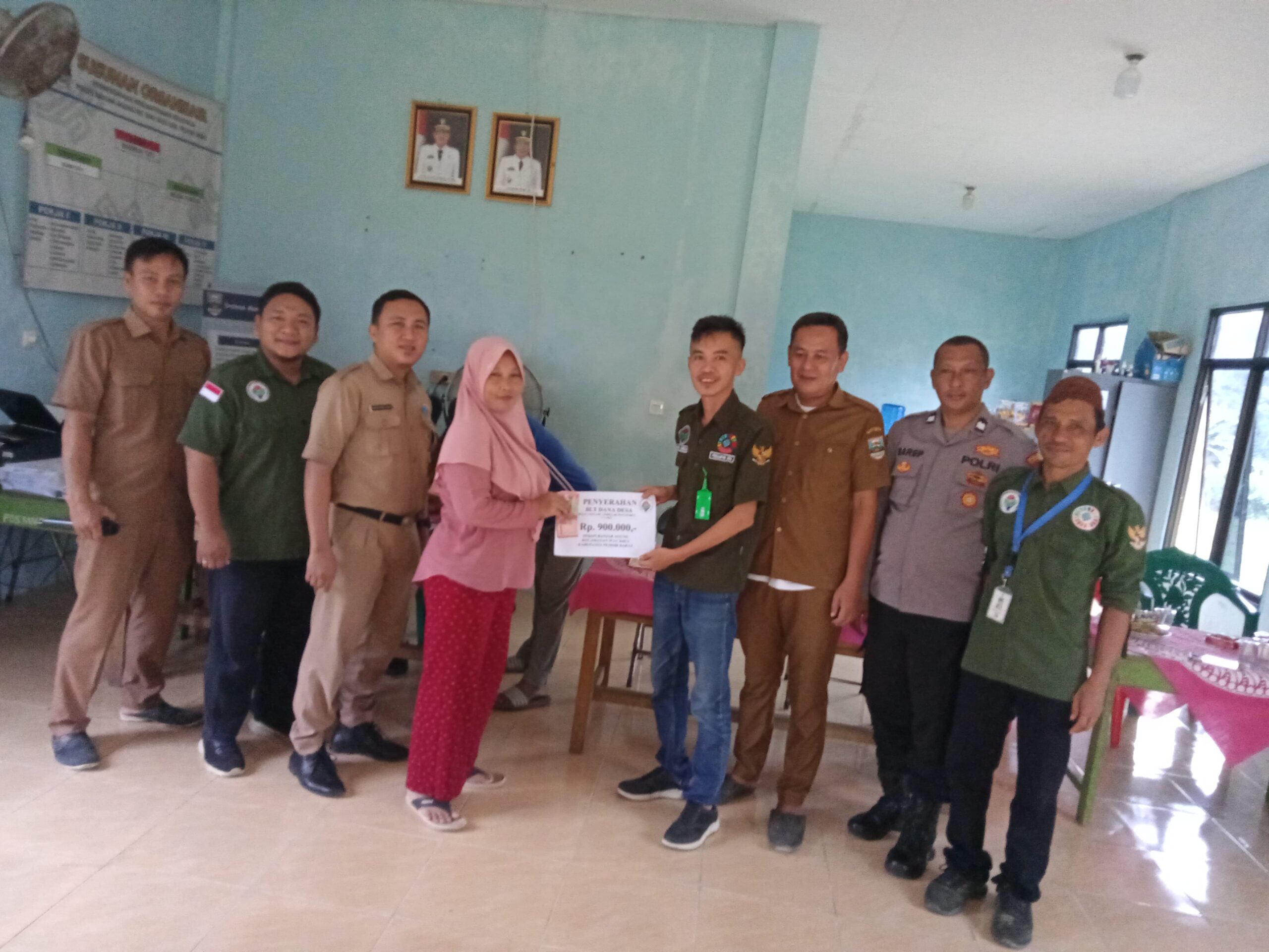 Penyaluran bantuan langsung tunai kepada 17 KPM pekon Banjar agung