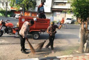 Peringati Hari Solo Menyapu, Kodim 0735/Surakarta Terjunkan Babinsa Laksanakan Pembersihan di Wilayah Binaan