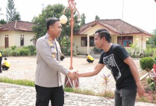 Polres Tulang Bawang Gelar Aksi Bersih-Bersih di Taman Makam Pahlawan, AKBP James Paparkan Tujuannya