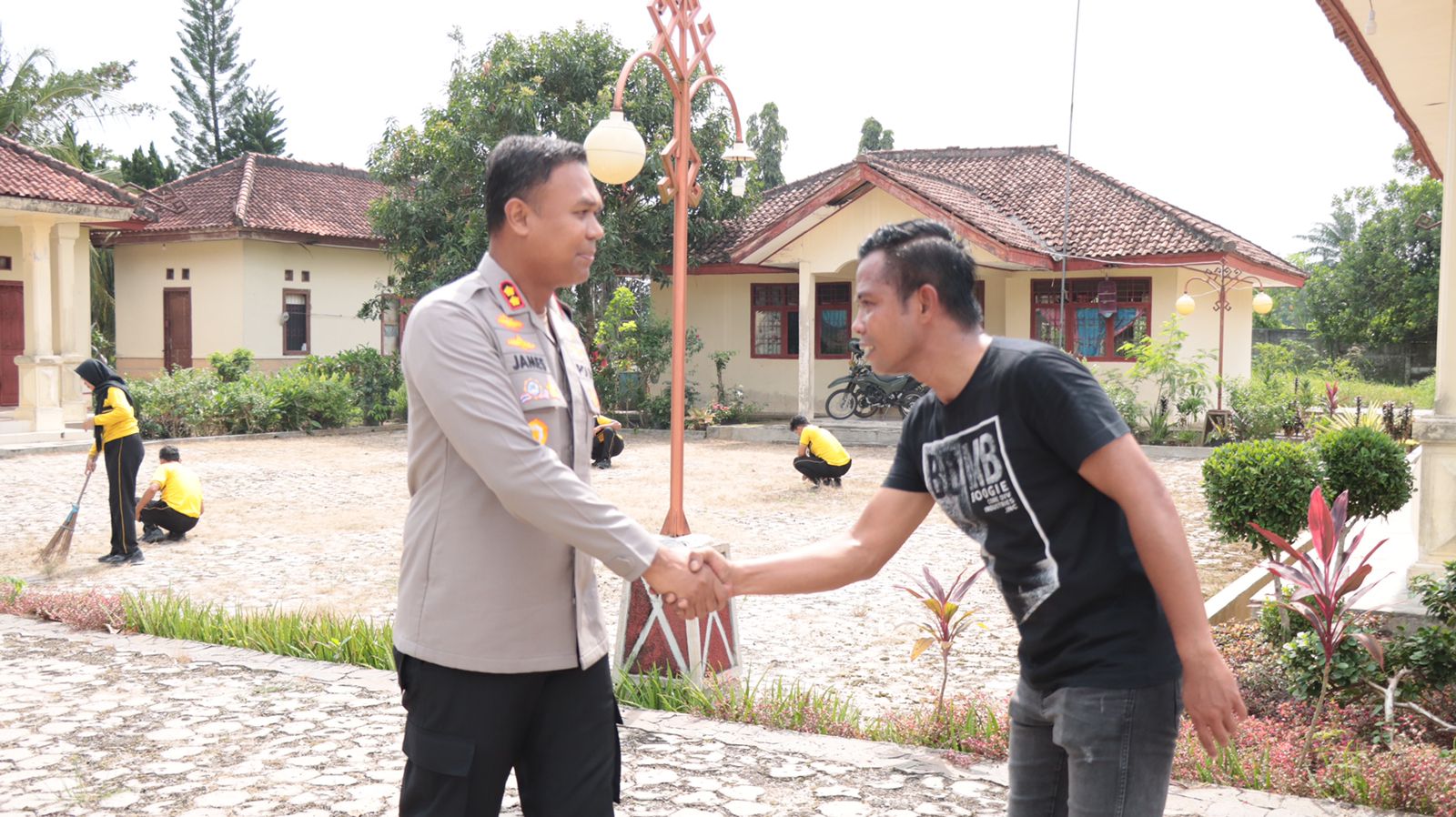 Polres Tulang Bawang Gelar Aksi Bersih-Bersih di Taman Makam Pahlawan, AKBP James Paparkan Tujuannya