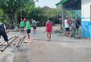 Poskamling Di Desa Wirun Mulai Dicat Satgas TMMD Ke 120 Dengan Warga Hijau