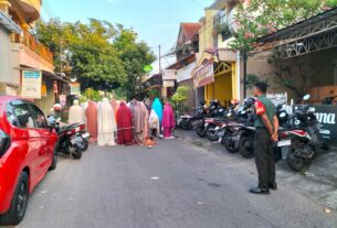 Ratusan Umat Islam Rayakan Idul Adha 1445 H, Babinsa Sriwedari Laksanakan Pengamanan