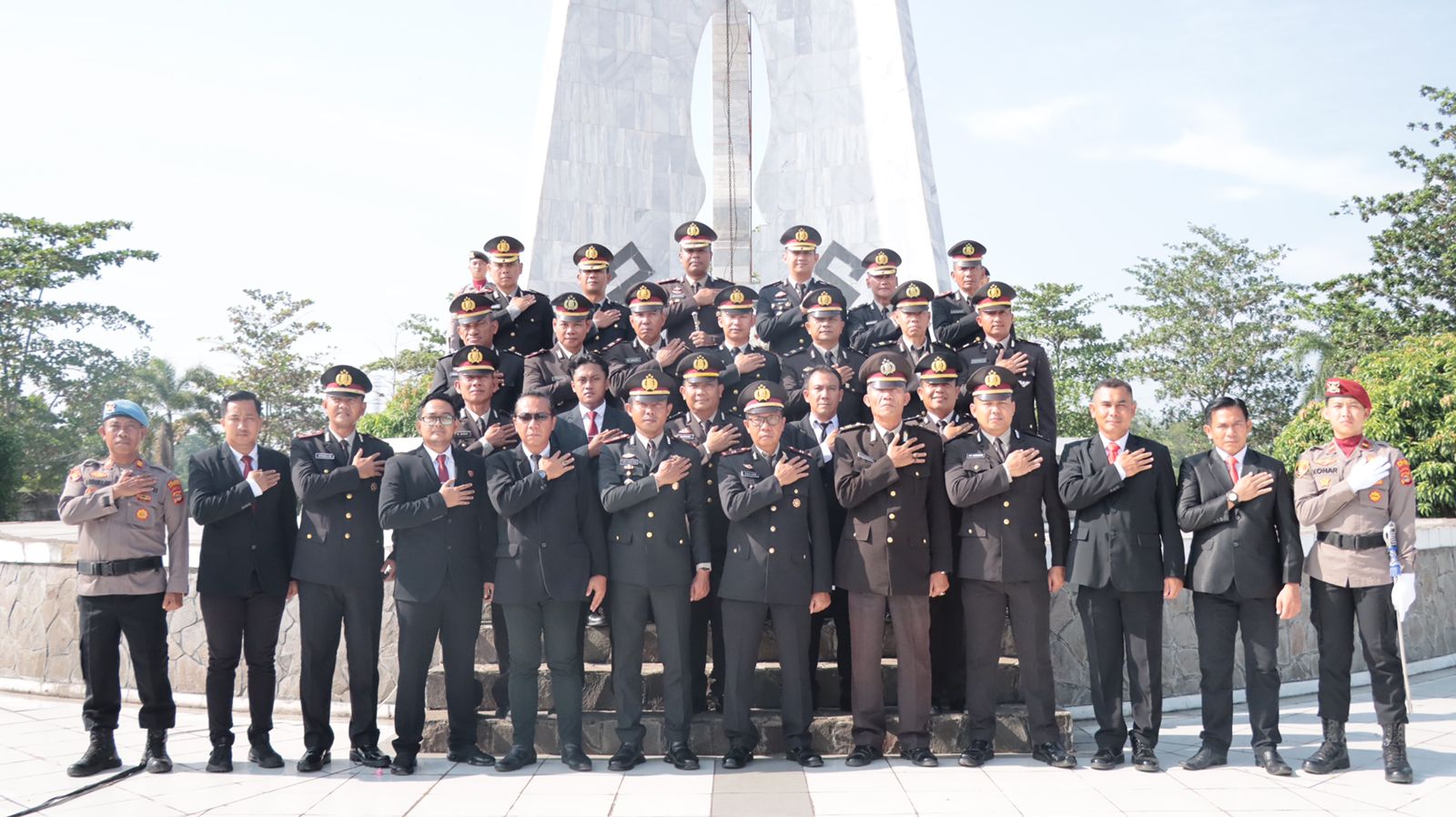 Sambut Hari Bhayangkara Ke-78 Tahun 2024, Polres Tulang Bawang Gelar Upacara Ziarah dan Tabur Bunga di TMP