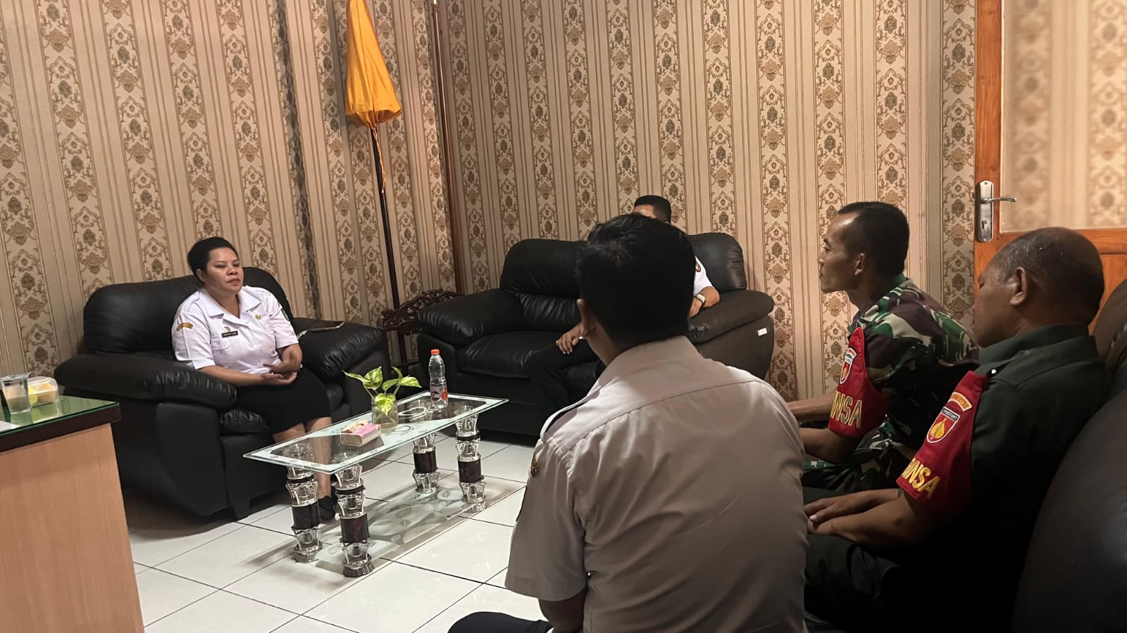 Sebagai Babinsa Baru Serda Watono Perkenalkan diri Dengan Kepala Kelurahan Sudiroprajan