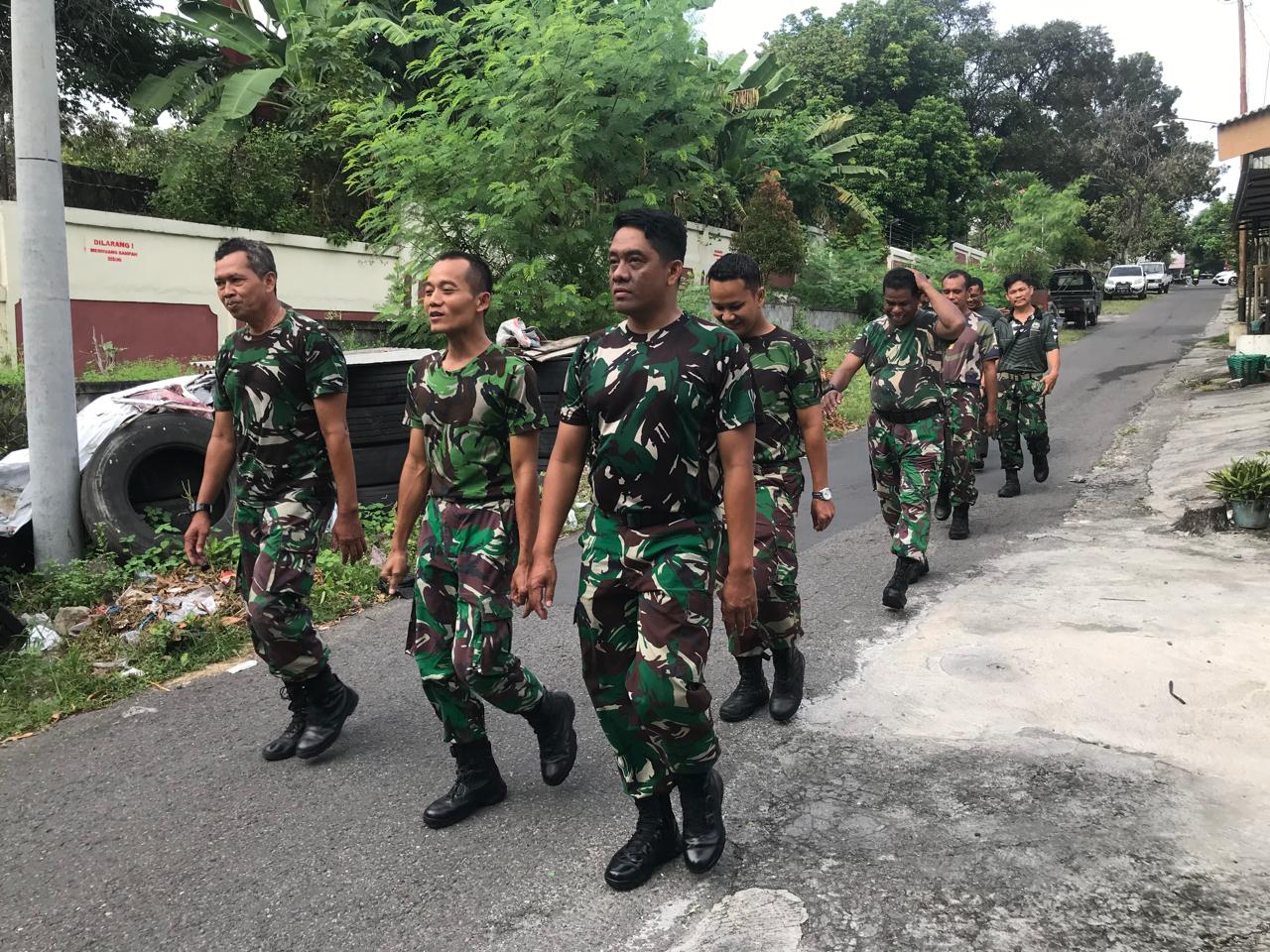 ”Semangat Pagi” Guna Jaga Kebugaran Tubuh Tetap Prima, Koramil 04/Jebres Bina Fisik Dengan Jalan Sehat