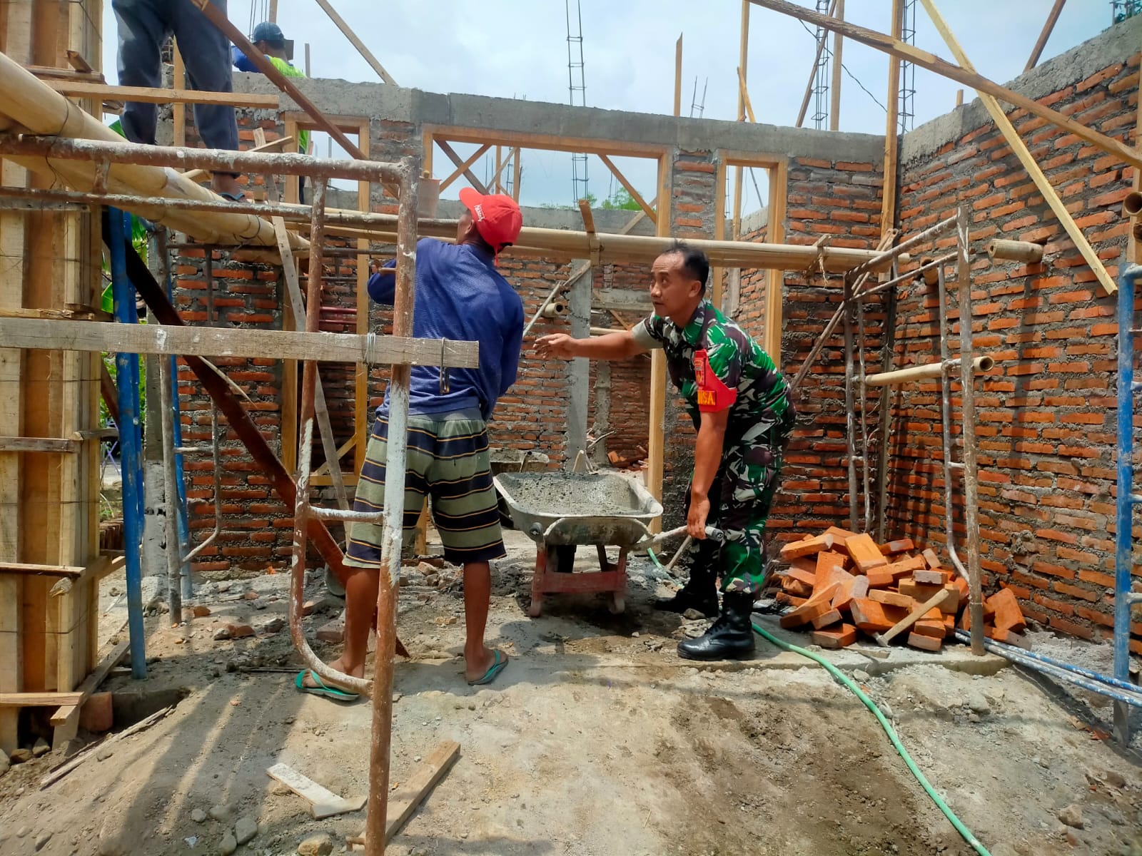 Sertu Zuhud Memperkenalkan Prinsip – Prinsip Gotong Royong Dengan Membantu Cor Rumah Warga