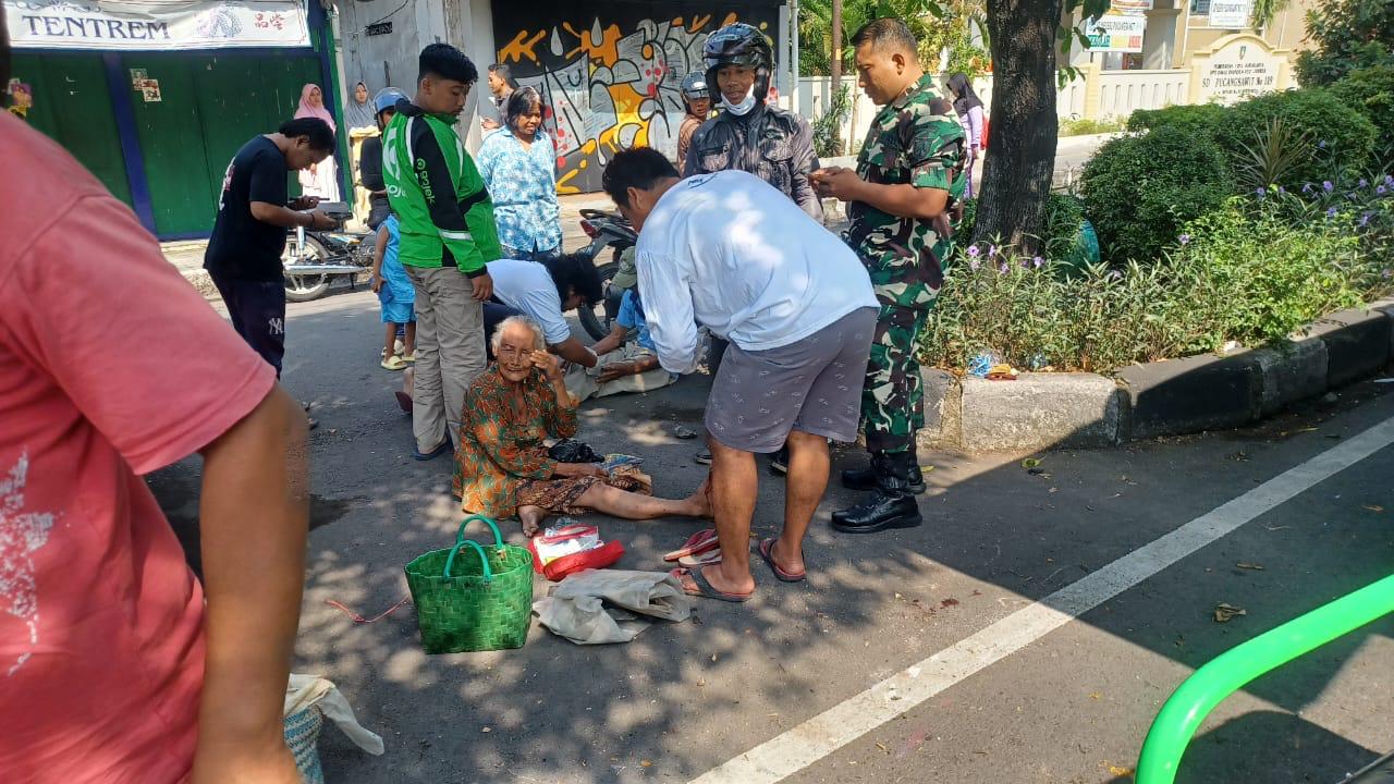 Sigap Dan Cekatan, Danramil 04/Jebres Bersama Babinsa Bantu Warga Yang Mengalami Musibah