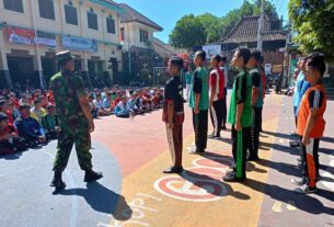 Tanamkan Kedisiplinan Serta Membentuk Karakter Siswa, Babinsa Gilingan Latihkan PBB di SMAN 2 Surakarta