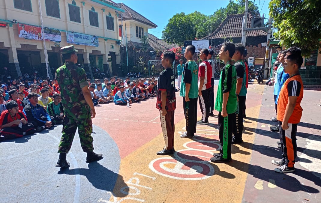 Tanamkan Kedisiplinan Serta Membentuk Karakter Siswa, Babinsa Gilingan Latihkan PBB di SMAN 2 Surakarta