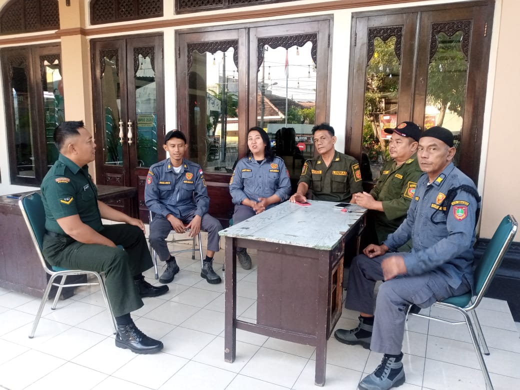 Tetap Semangat Dan Selalu Waspada Demi Keamanan Wilayah, Inilah Pesan Babinsa Danukusuman Kepada Linmas