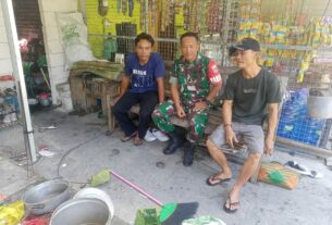 Obrolan Penuh Kekeluargaan Babinsa Plosokerep dan Warga