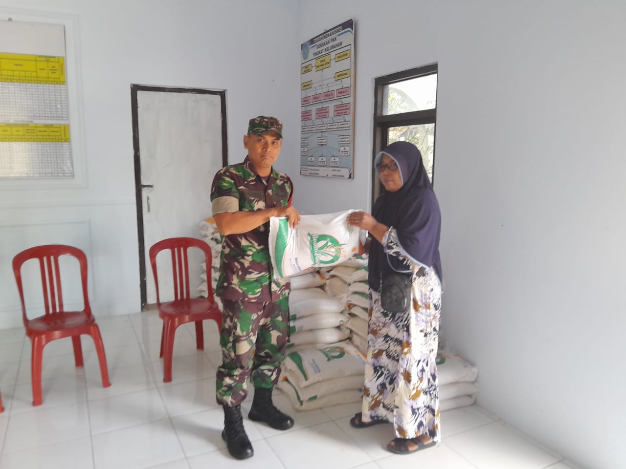 Pastikan Distribusi Lancar, Babinsa Pantau Penyaluran Bantuan Pangan