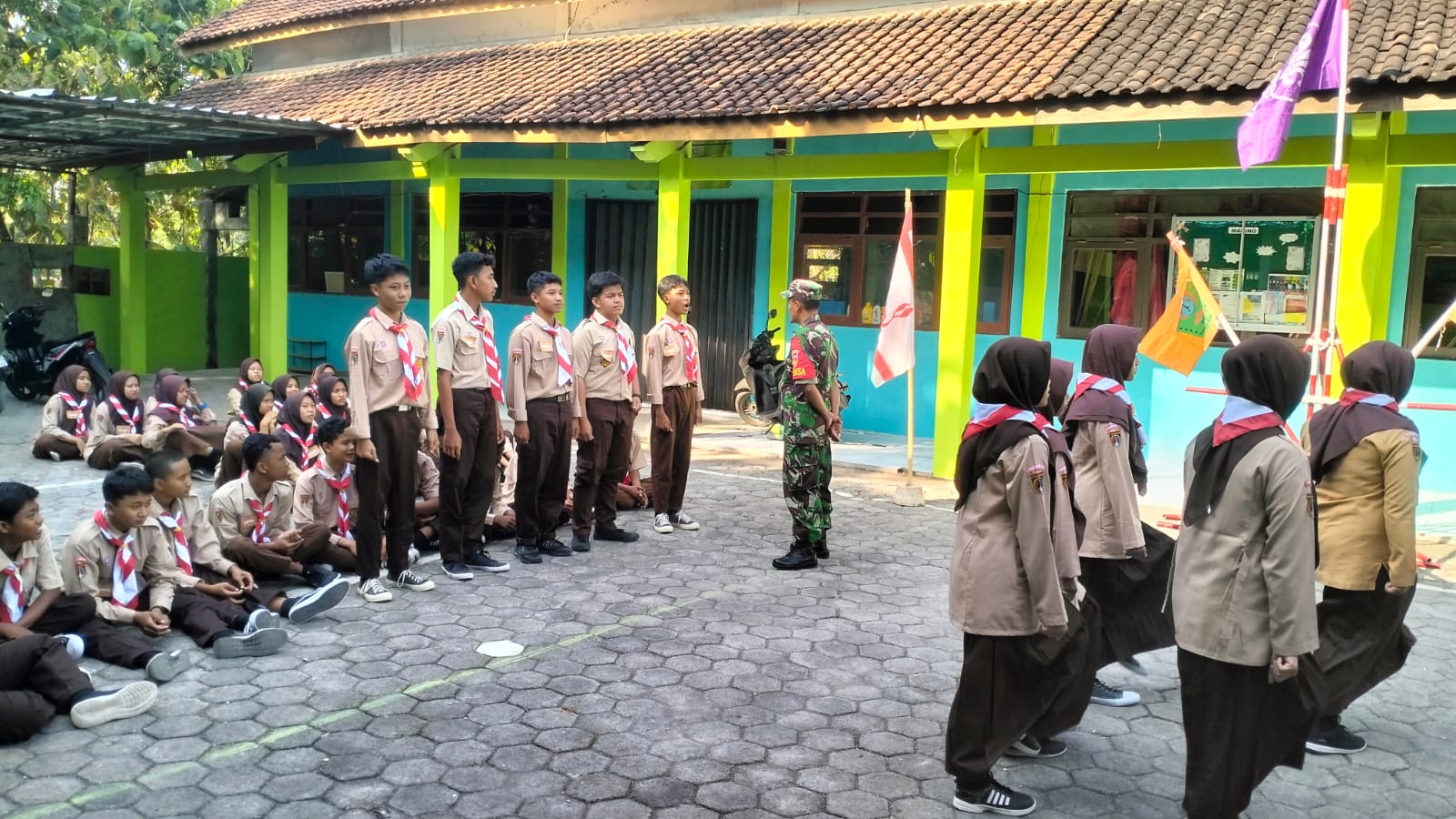 Babinsa Andong Tanamkan Rasa Cinta Tanah Air Sejak Dini