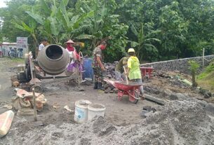 Babinsa Bantu Pembuatan Talud Penahan Longsor