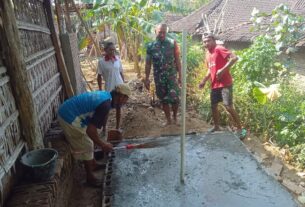 Babinsa Boyolali Bantu Pembangunan Jamban Sehat