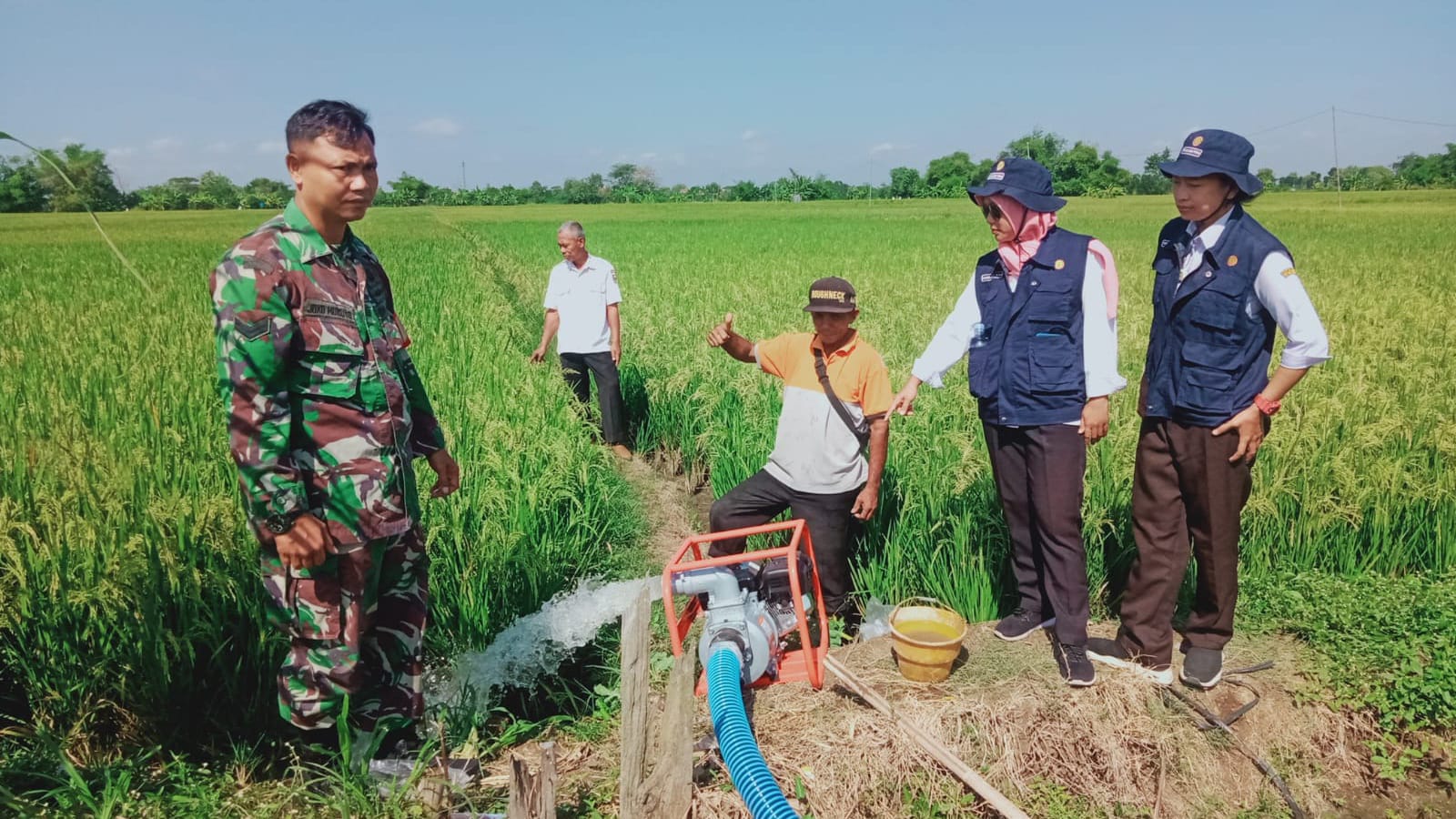 Babinsa Nogosari Dampingi Penyuluh Pertanian Jalankan Program Pompanisasi