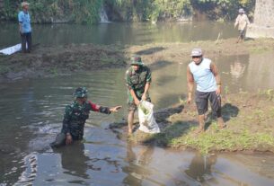 Babinsa Teras Turut Serta Bersihkan Sampah Sungai