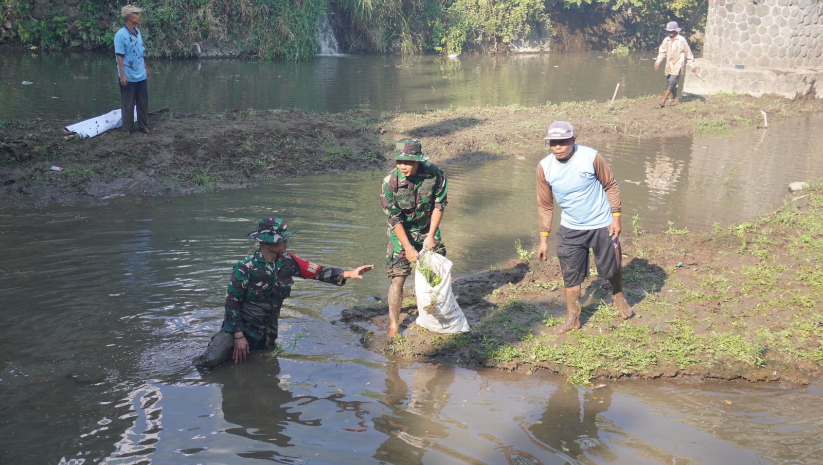 Babinsa Teras Turut Serta Bersihkan Sampah Sungai