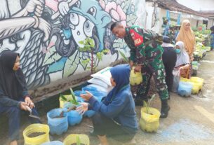 Kompak...!!! Babinsa Timuran Bersama Warga Binaan Laksanakan Kerja Bakti Pembersihan Lingkungan