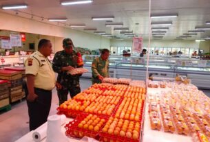 Babinsa Tipes Sidak Ketersediaan Stok Sembako di Lotte Mart
