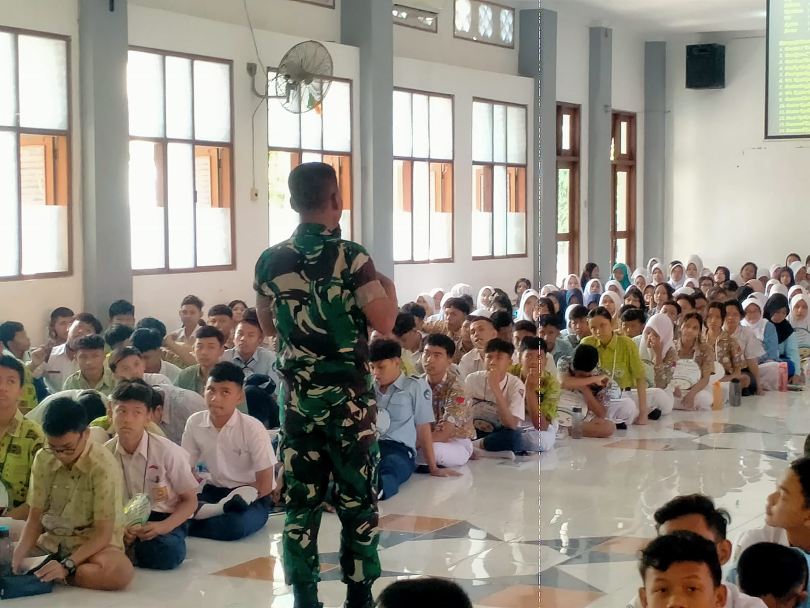 Danramil 02/Banjarsari Berikan Materi Nasionalisme Dan Bela Negara Kepada Siswa SMA N 06 Surakarta