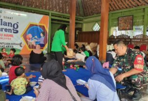 Bentuk Keakraban Dengan Warga, Babinsa Kemlayan Laksanakan Acara "Ndulang Bareng" Bersama Balita di Wilayah Binaan