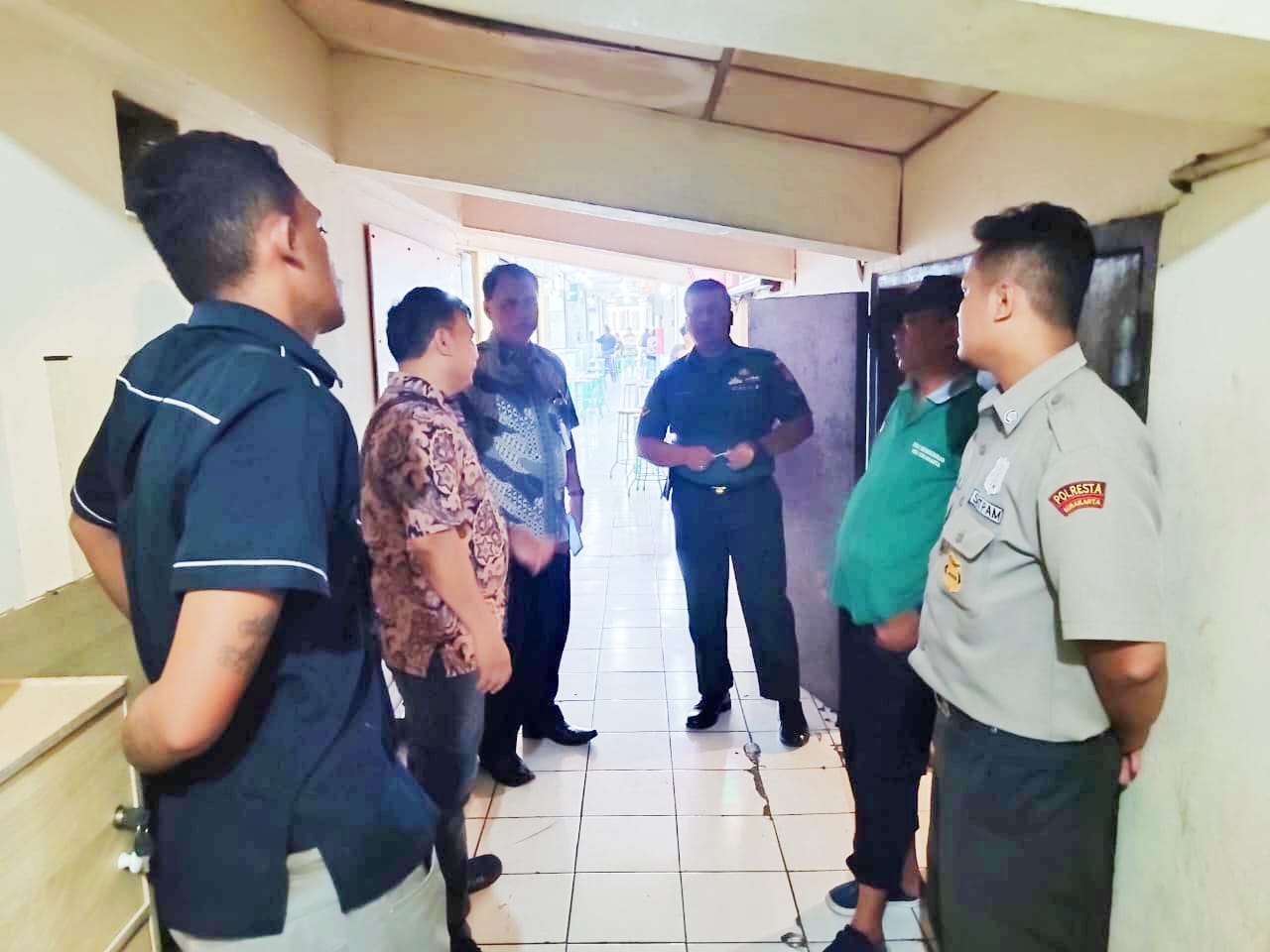 Bersama Damkar Dan Pengelola Matahari Singosaren, Babinsa Kemlayan Cek Alat Pemadam Kebakaran