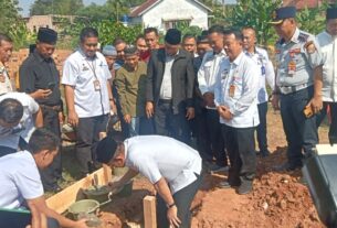 Pj. Bupati Lampura lakukan peletakan pertama pembangunan Masjid Al Fath