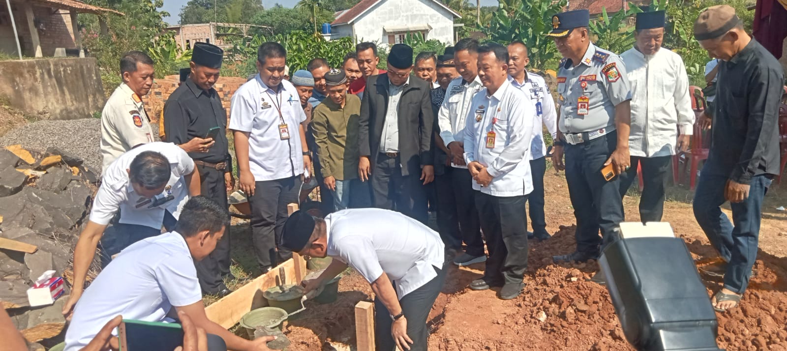 Pj. Bupati Lampura lakukan peletakan pertama pembangunan Masjid Al Fath