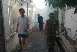 Cegah DBD, Babinsa Sudiroprajan Bantu Pelaksanaan Fogging di Wilayah Binaan