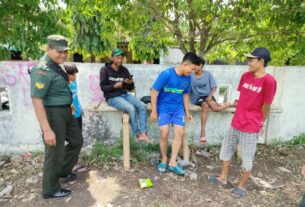 Cegah Kenakalan Remaja Babinsa Bersama Ketua RW Sambangi Pemuda Yang Sedang Nongkrong