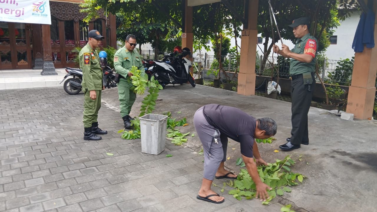 Cekatan Dan Trengginas, Babinsa Kratonan Pelopori Kerja Bakti Pembersihan Lingkungan Kelurahan