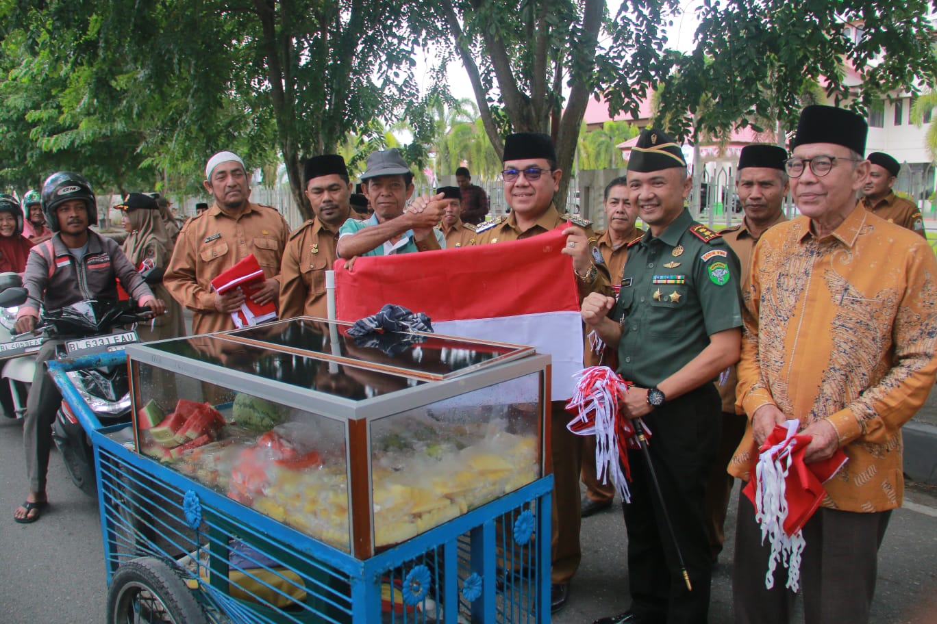 Dandim 0105/Abar Hadiri Apel Gabungan Dan Pembagian Bendera Merah Putih 1.000 Lembar Di Kantor Bupati