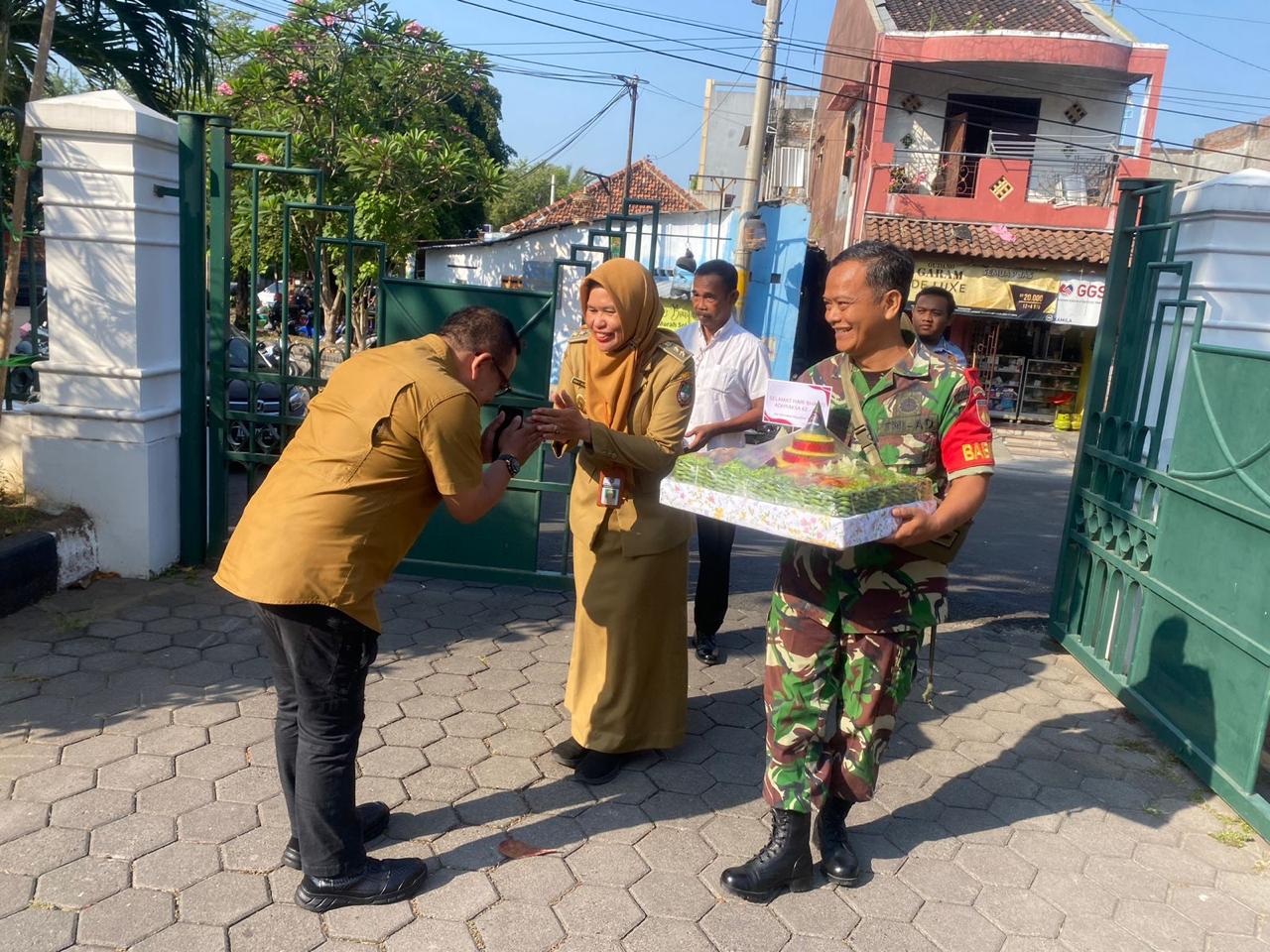 HUT Bhakti Adhyaksa Ke-64, Babinsa Bersama Lurah Kepatihan Wetan Berikan Kejutan Kepada Pegawai Kejaksaan Negeri Surakarta