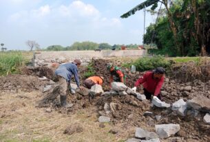 Kerja Bakti Babinsa Bersama Warga Bangun Saluran Irigasi