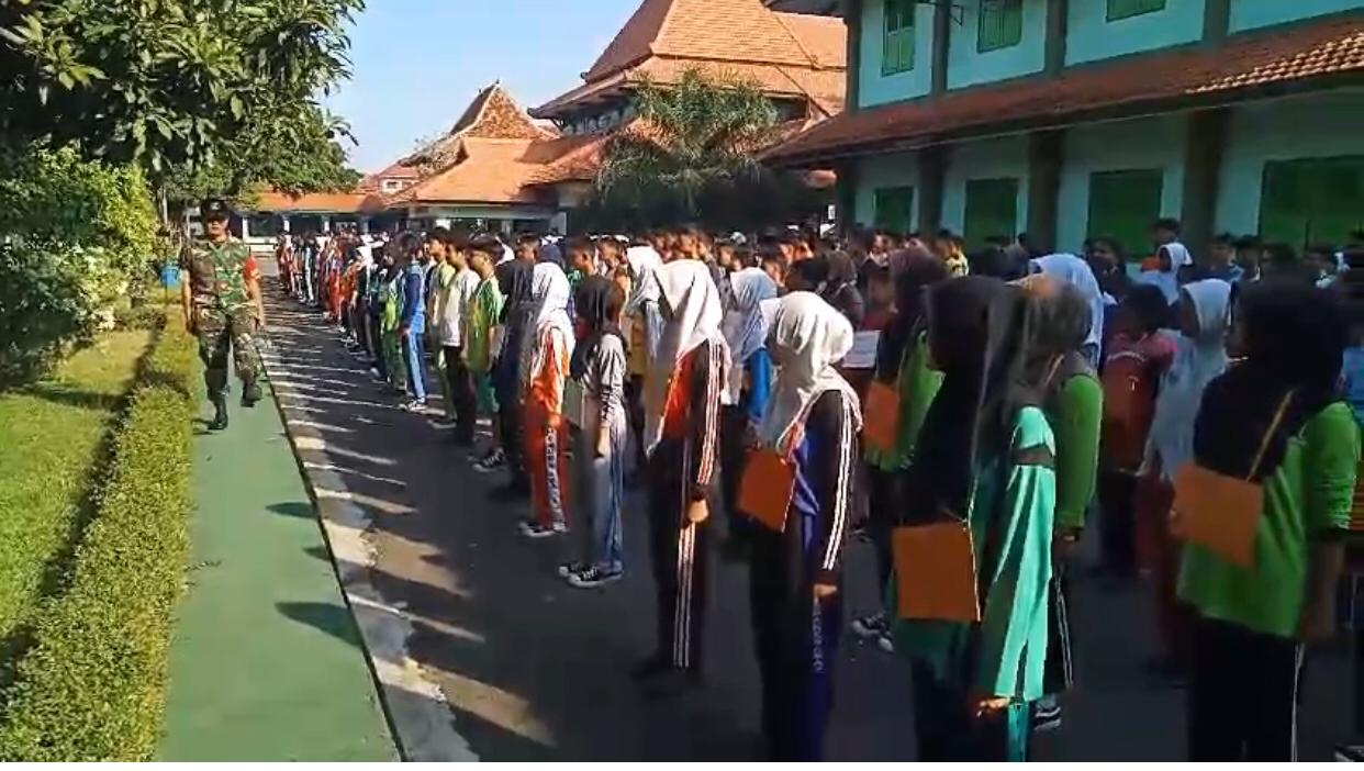 MPLS Tahun 2024, Babinsa Kepatihan Wetan Berikan Pelatihan PBB di SMKN 08 Surakarta