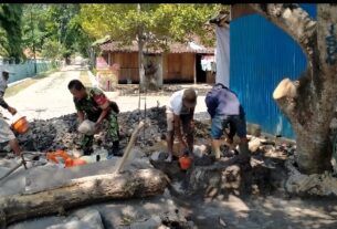 Menjunjung Tinggi Nilai-Nilai Kebersamaan, Babinsa Bantu Bangun Rumah