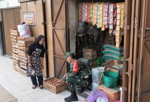 Pastikan Stabilitas Harga Dan Ketersedian Sembako, Babinsa Karangasem Sambangi Pasar Sidodadi Kleco