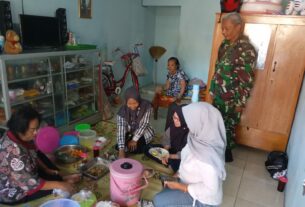 Peduli Stunting, Babinsa Serengan Bersama Ibu-ibu PKK Berikan Bantuan Asupan Gizi Kepada Keluarga Stunting