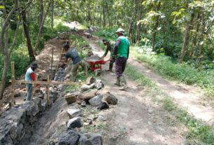 Pembangunan Infrastruktur Desa Gunung Hidupkan Budaya Gotong Royong