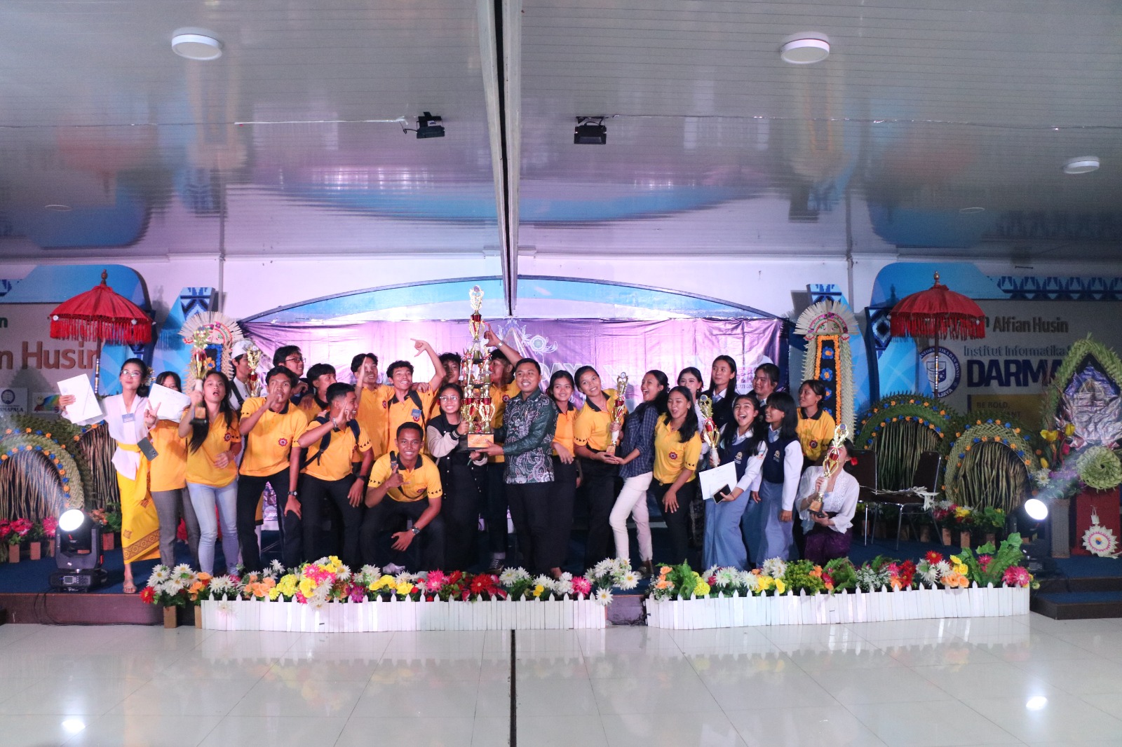 Borong Juara! SMAN 1 Kota Gajah Juara Umum Parade Budaya VII UKM Permadu IIB Darmajaya