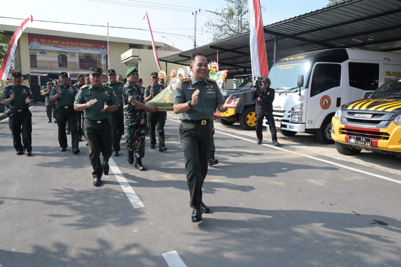 Kodim 0726/Sukoharjo Berikan Ucapan Sukoharjo Selamat Hari Bhayangkara Ke-78 Di Mapolres Sukoharjo