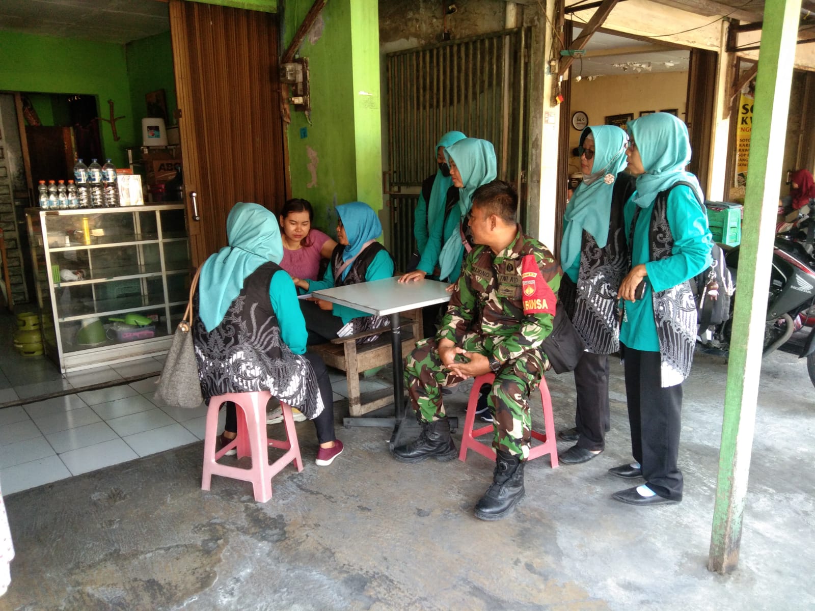 Sukseskan Program KB, Babinsa Banjarsari Bersama Kader Posyandu Dan PPKBD Gugur Gunung di Wilayah Binaan