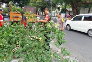 Tak Kenal Lelah, Babinsa Timuran Bersama Warga Laksanakan Kerja Bakti Pembersihan Lingkungan
